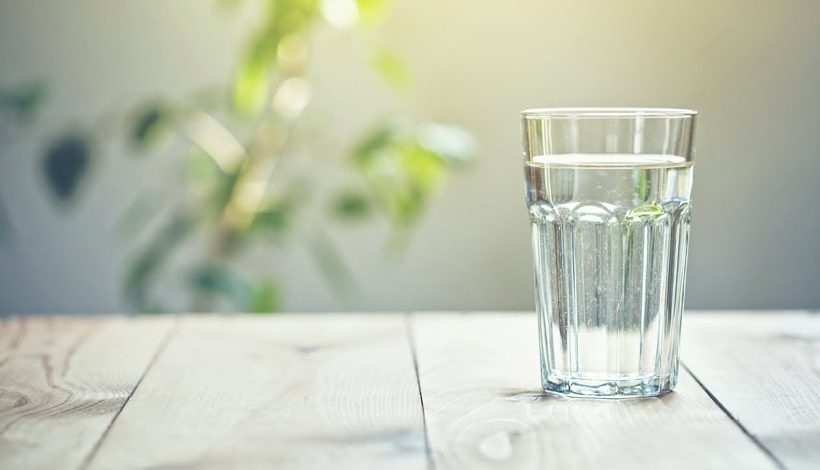 Pourquoi le verre d'eau sur la table de nuit est risqué ?